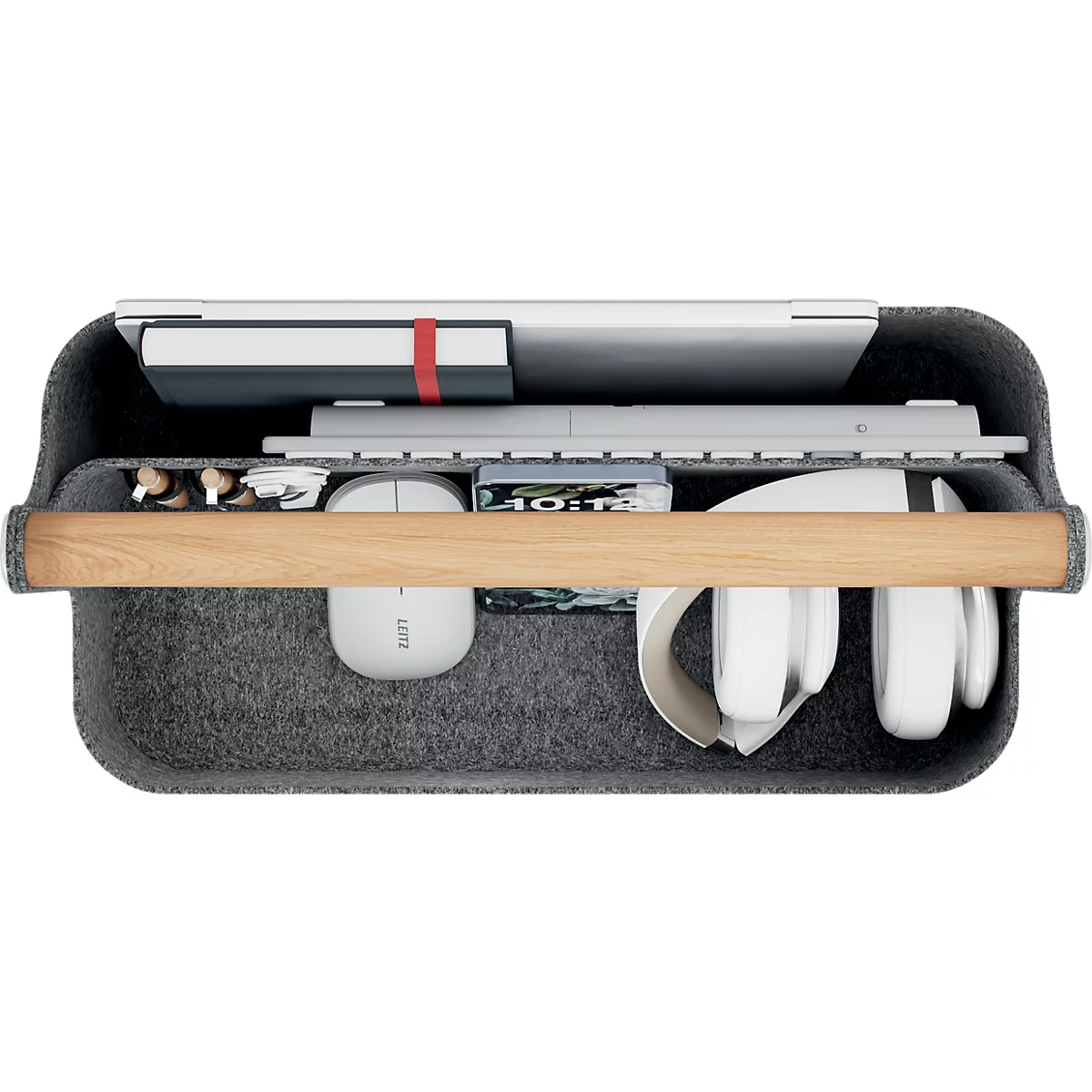 Grauer Filz-Organizer mit Holzgriff, gefüllt mit Laptop, Notizbuch, Tastatur, Maus, Smartphone und Kopfhörern.