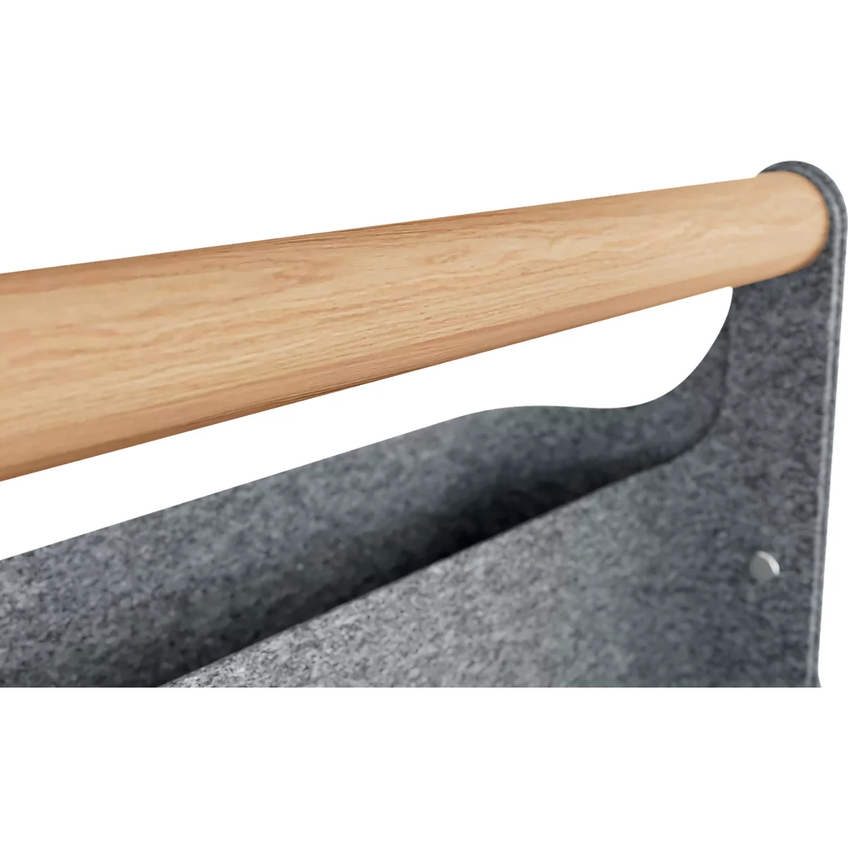 Grauer Filz-Organizer mit Holzgriff auf einem Holztisch, gefüllt mit Wolle, Stricknadeln und Unterlagen.