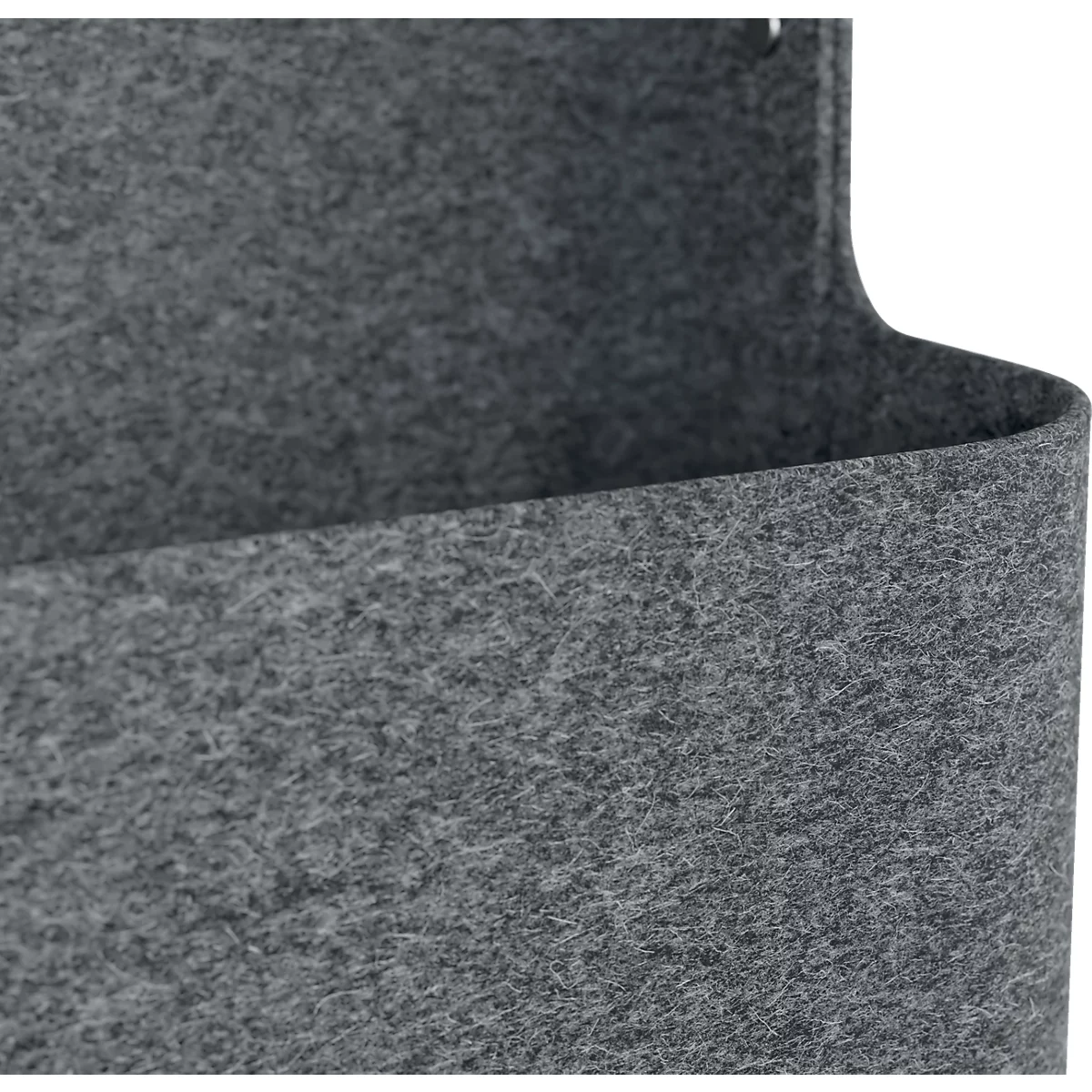 Detailansicht eines grauen Filzkorbs mit einem hellen Holzgriff, Schild mit Aufschrift 100% Recycled Felt.