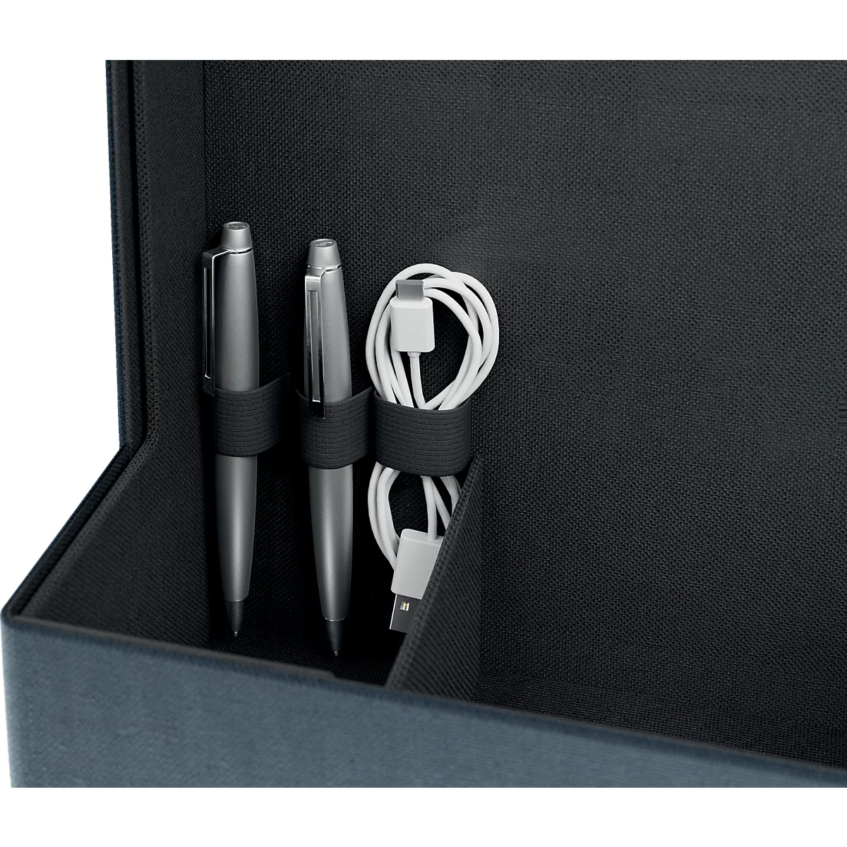 Dunkelblaue Schreibtisch-Aufbewahrungsbox aus Filz mit Holzgriff, befüllt mit Büroutensilien.
