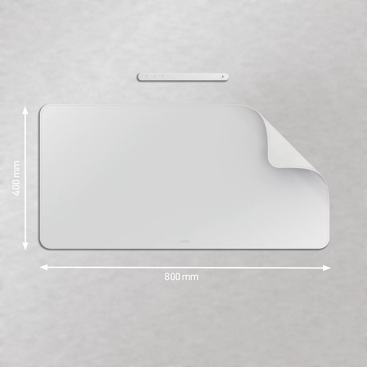 Ein rechteckiges, weißes Produkt mit abgerundeten Ecken, eine Ecke ist leicht aufgerollt. Maße: 800 x 400 mm. Über dem Produkt eine Halterung.