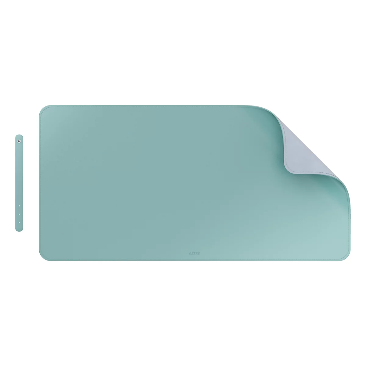 Hellblaues Schreibtischunterlage, eine Ecke aufgerollt. Daneben eine schmale, abgerundete Halterung.