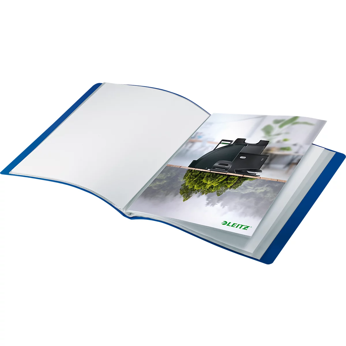 Blauer Ordner, aufgeschlagen, mit einem Einsatz, der ein Produkt und eine Landschaft zeigt. Logo: LEITZ.