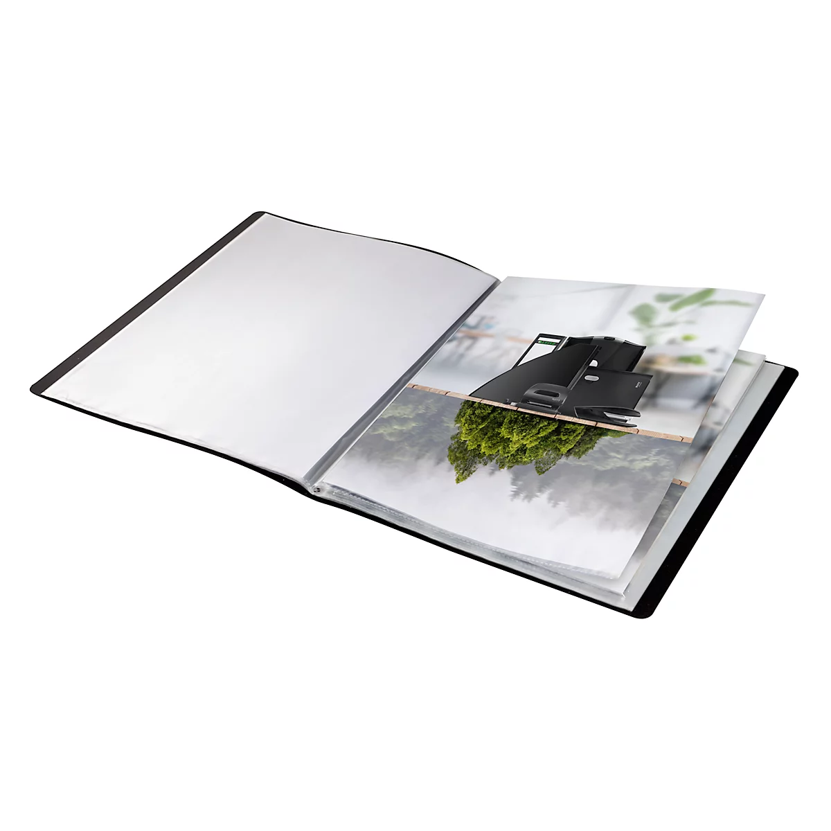 Offenes, schwarzes Fotoalbum mit Bildern von Natur und Gebäuden.