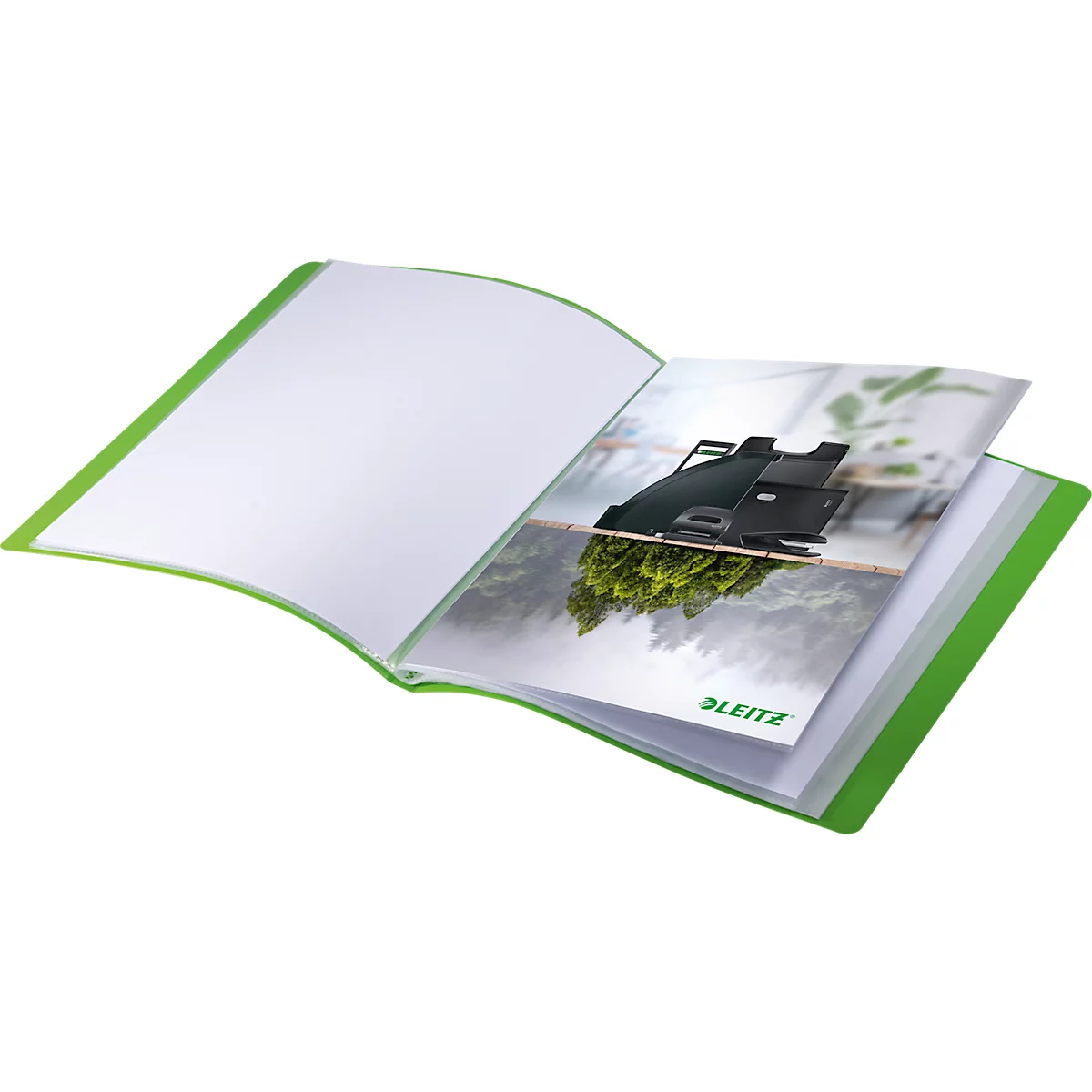 Offenes grünes Ringbuch, in dem ein Einlegeblatt mit einem Foto eines Produkts und einem Logo liegt.