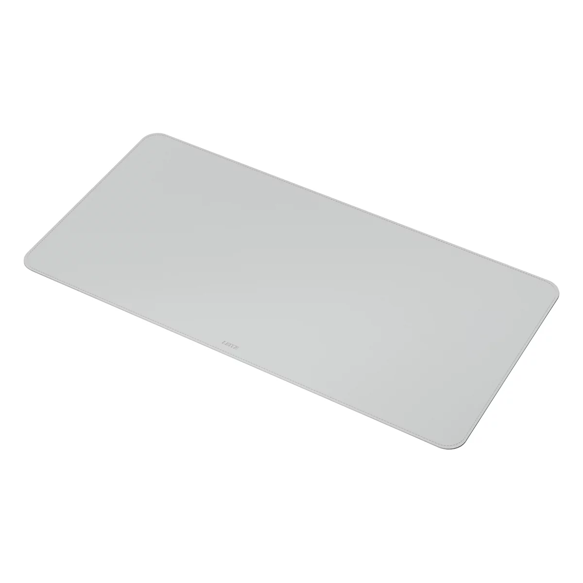 Tapis de bureau rectangulaire gris clair, légèrement incliné, fond blanc.