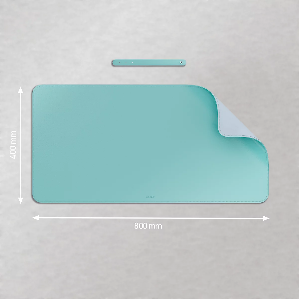 Tapis de bureau bleu clair, dimensions : 800 x 400 mm, avec coins arrondis et une petite étagère étroite.