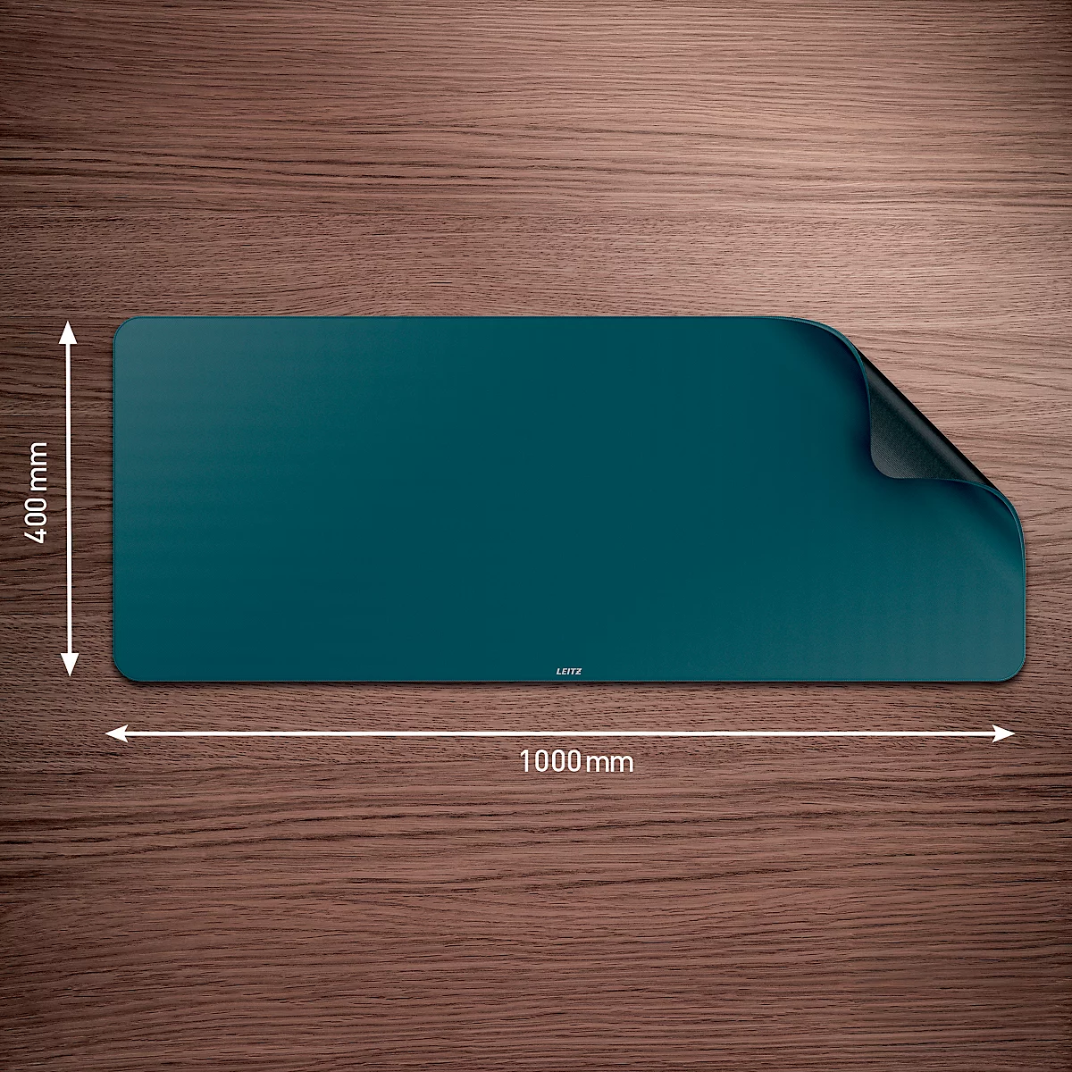 Tapis de bureau rectangulaire turquoise aux coins arrondis, sur une surface en bois. Coin relevé.