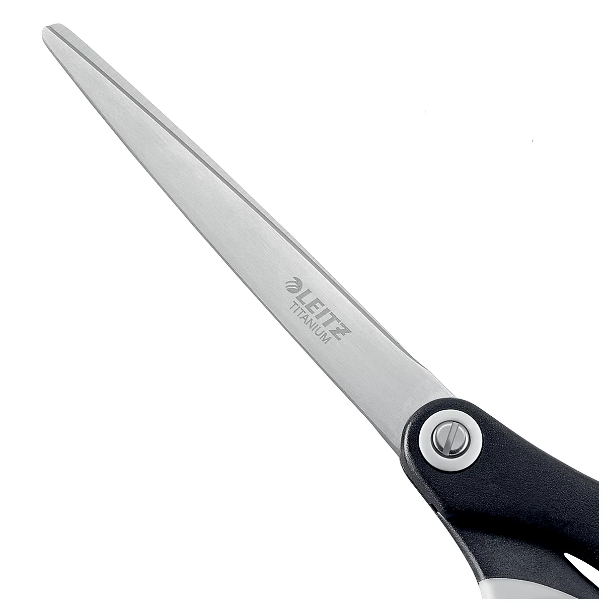 Close-up van een schaar met zilveren bladen en een zwarte handgreep. De bladen lezen "LEITZ Titanium".