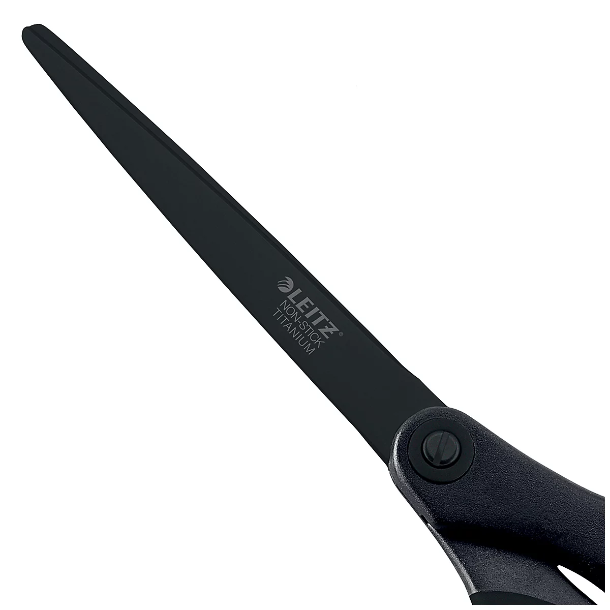 Close-up van een zwarte Leitz schaar. Op het mes staat "Non-Stick Titanium".