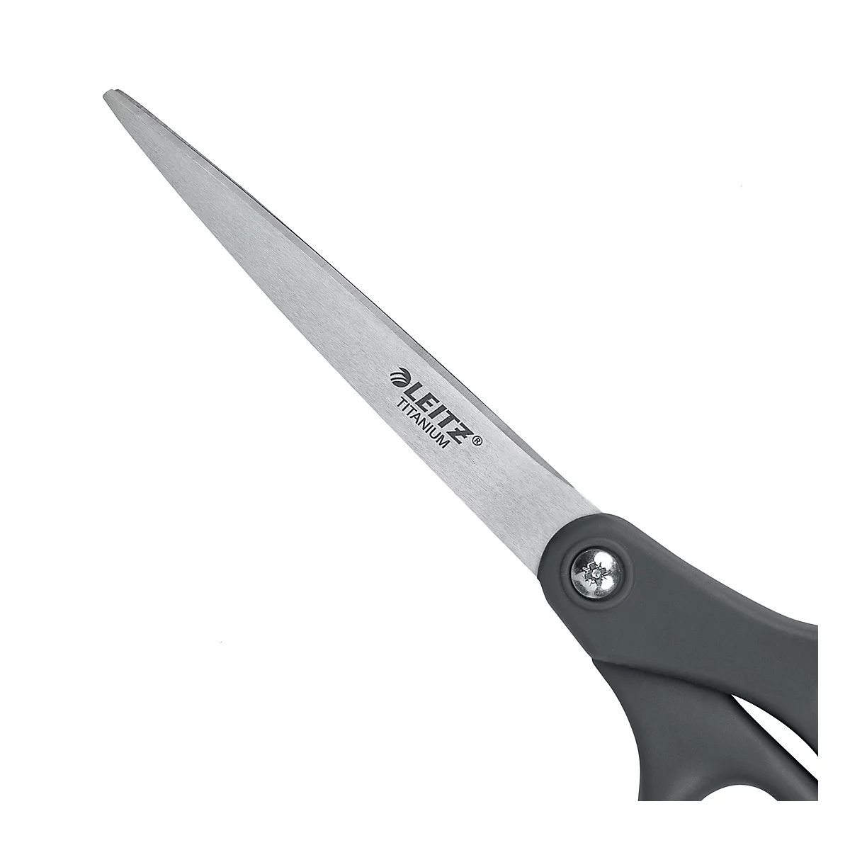 Close-up van een schaar. De bladen zijn zilverkleurig, met het Leitz-logo en het woord "Titanium" gegraveerd. De handgreep is donkergrijs.