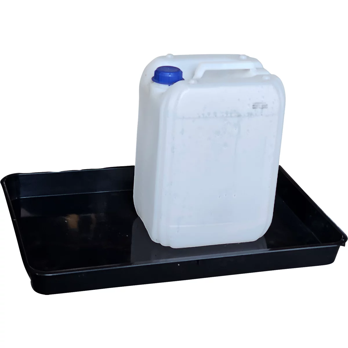 Een witte jerrycan met een blauwe dop staat op een zwarte lekbak.