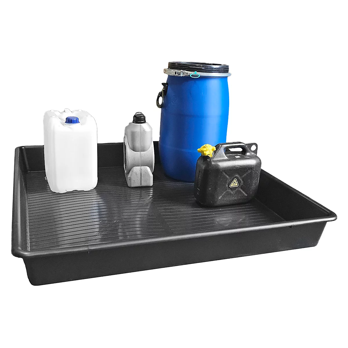 Zwarte opvangbak met diverse containers: jerrycan, vat en flessen.