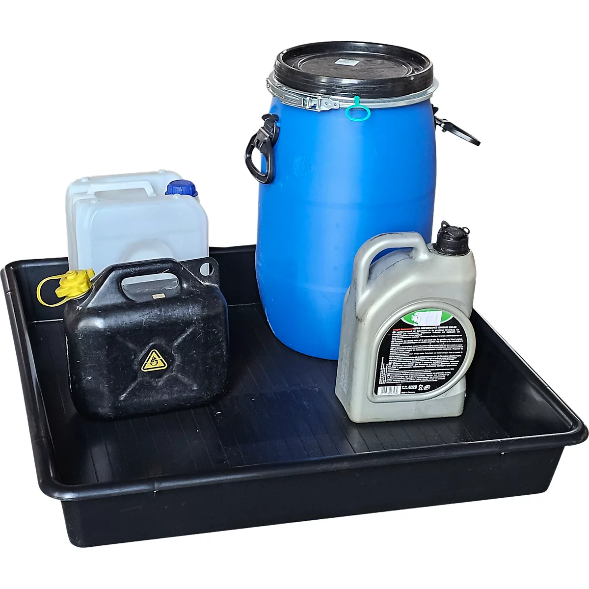 Zwarte opvangbak met blauwe ton, canisters en oliekannetje.