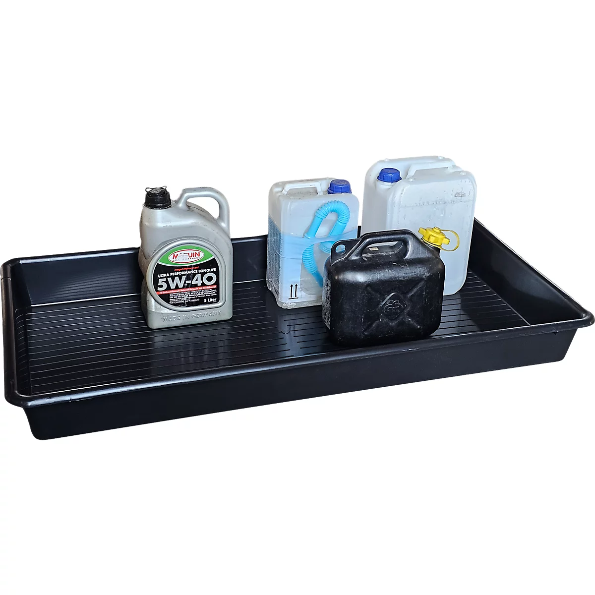 Zwarte opvangbak met vloeistofcontainers: oliekanister, jerrycan, waterkanister.