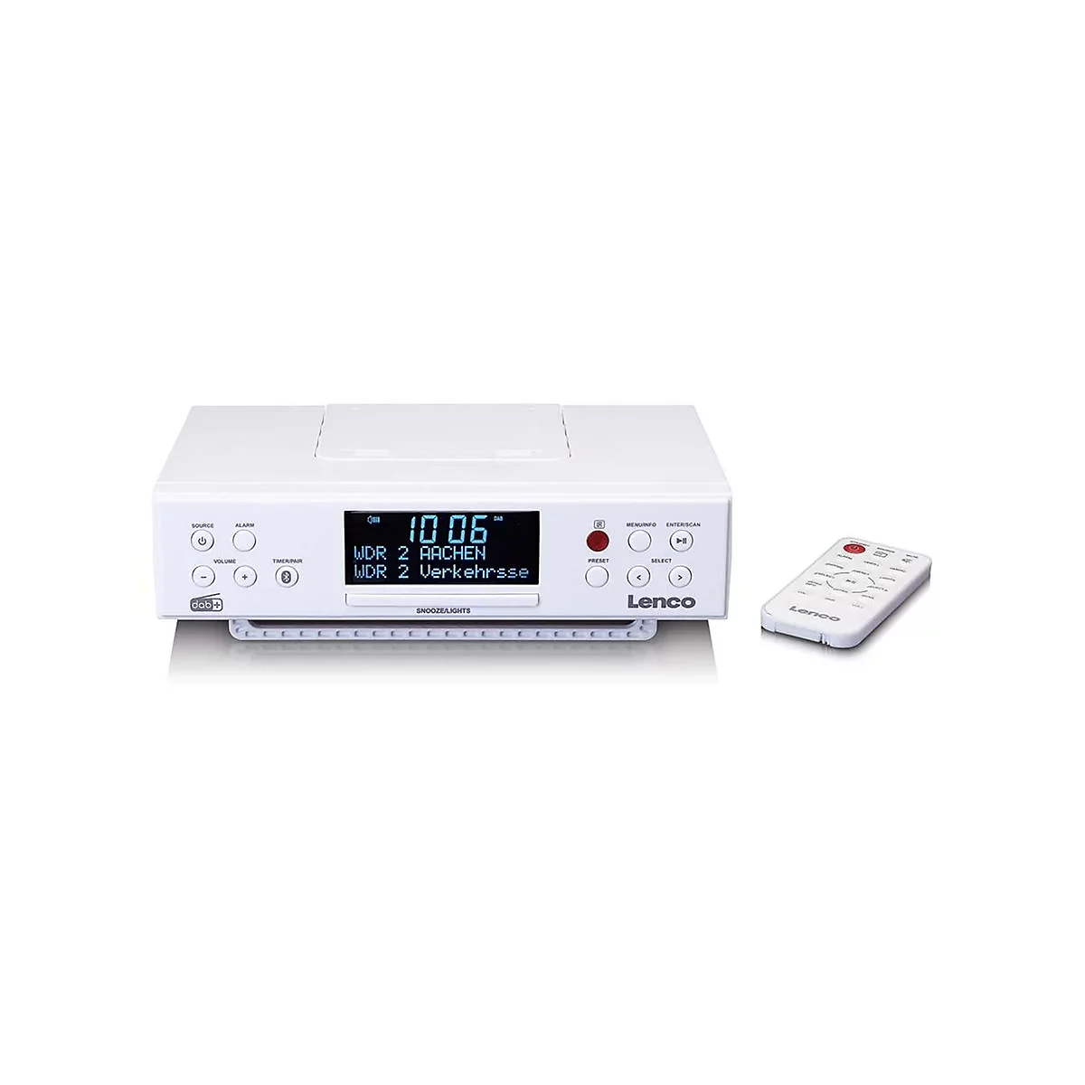 Weißes Unterbauradio mit digitalem Display und Fernbedienung vor neutralem Hintergrund.