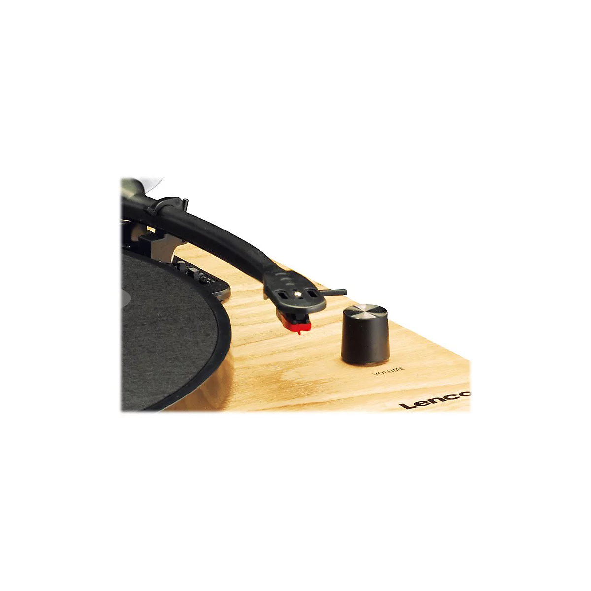 Nahaufnahme eines Plattenspielers mit schwarzem Tonarm und roter Nadel auf Holzgrund. Ein Drehregler ist zu sehen.