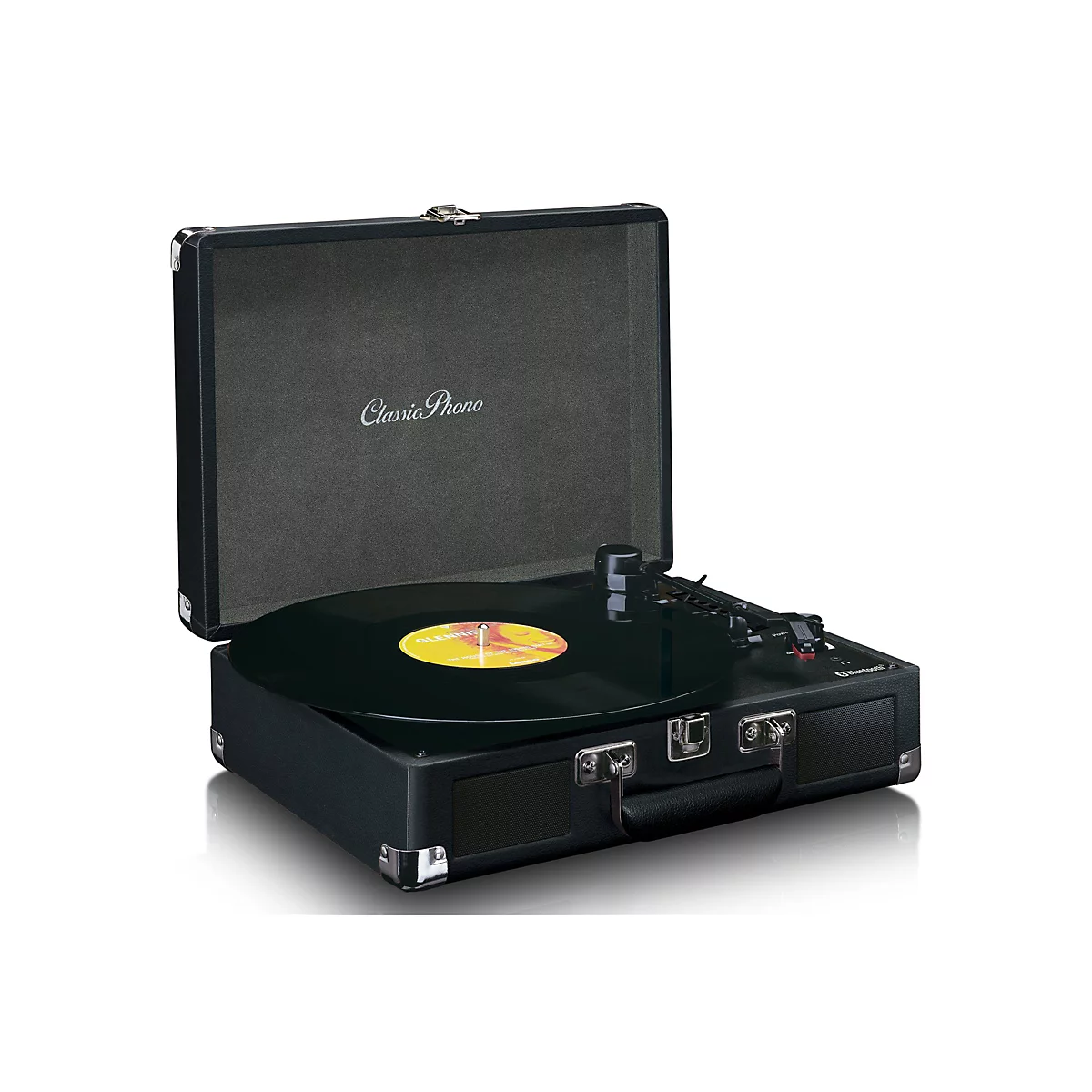 Schwarzer Koffer-Plattenspieler von Classic Phono mit eingelegter Schallplatte vor weißem Hintergrund.