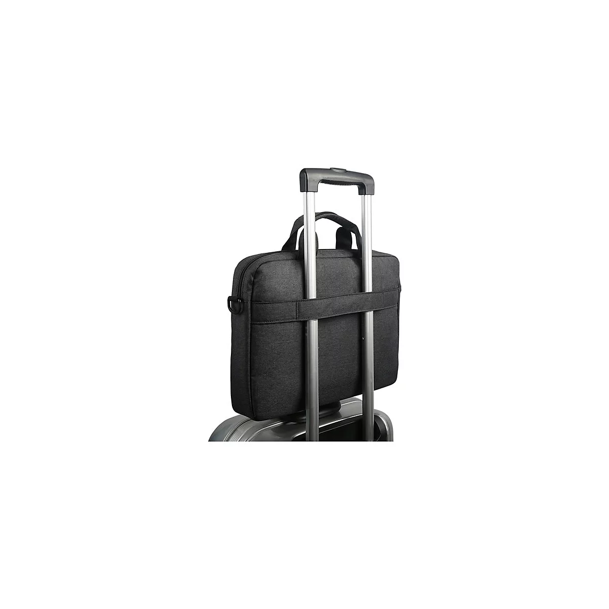 Eine schwarze Laptoptasche ist an einem silbernen Koffer befestigt.
