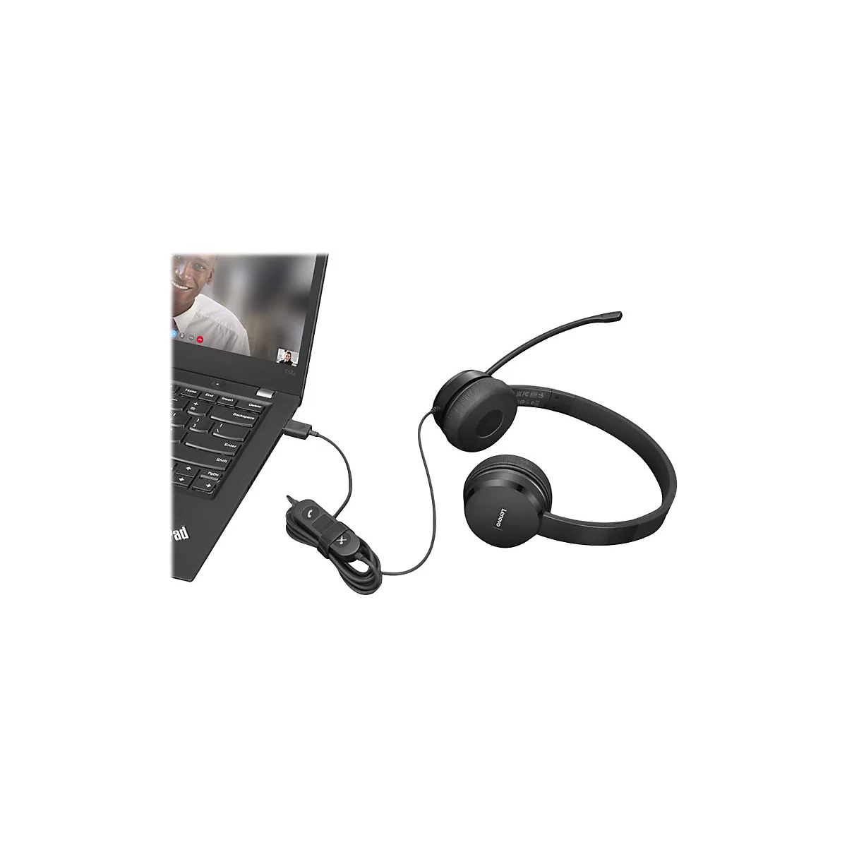 Schwarzes Lenovo-Headset mit Mikrofon, an Laptop angeschlossen. Auf dem Bildschirm ist ein Videogespräch zu sehen.