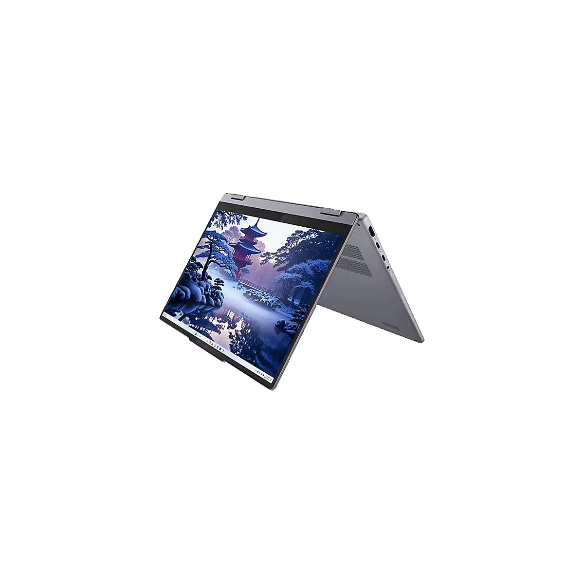 Ein Laptop mit einem Display, das eine Winterlandschaft zeigt, steht geöffnet auf einer weißen Oberfläche.