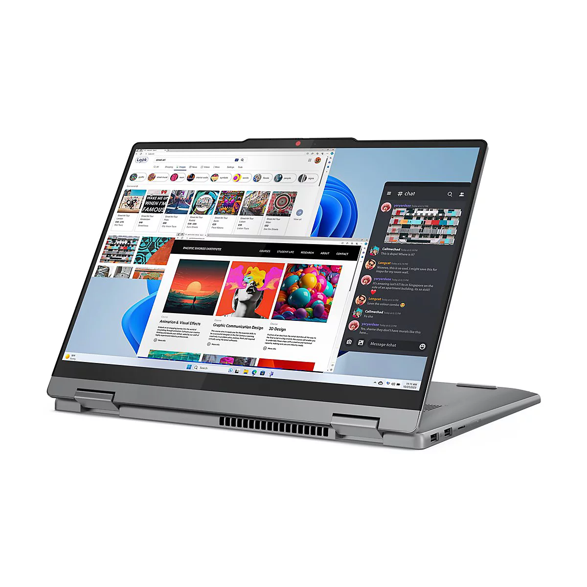 Ein grauer Laptop in einem 45-Grad-Winkel, der mehrere geöffnete Anwendungen zeigt. Auf dem Bildschirm sind Webinhalte und Chat-Fenster zu sehen.