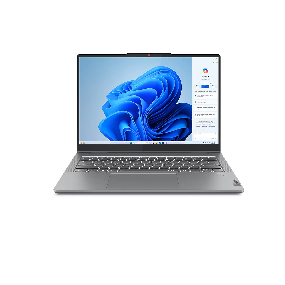 Grauer Laptop mit geöffnetem Bildschirm, auf dem Windows-Hintergrund und Copilot-Fenster angezeigt werden.