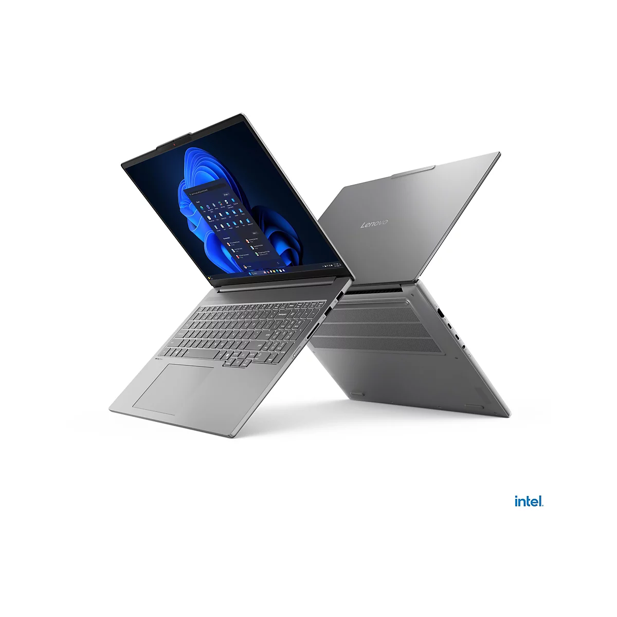 Silberner Laptop, geöffnet und im Winkel vor weißem Hintergrund. Der Bildschirm zeigt die Windows-Oberfläche. Auf dem Gehäuse steht Lenovo.