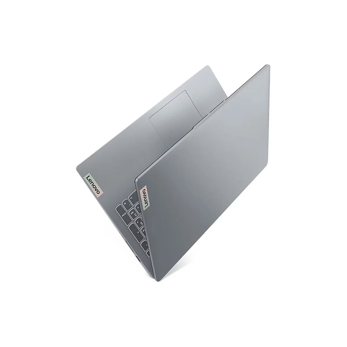 Grauer Laptop mit leicht geöffnetem Deckel, Lenovo-Logo sichtbar. Der Hintergrund ist weiß.