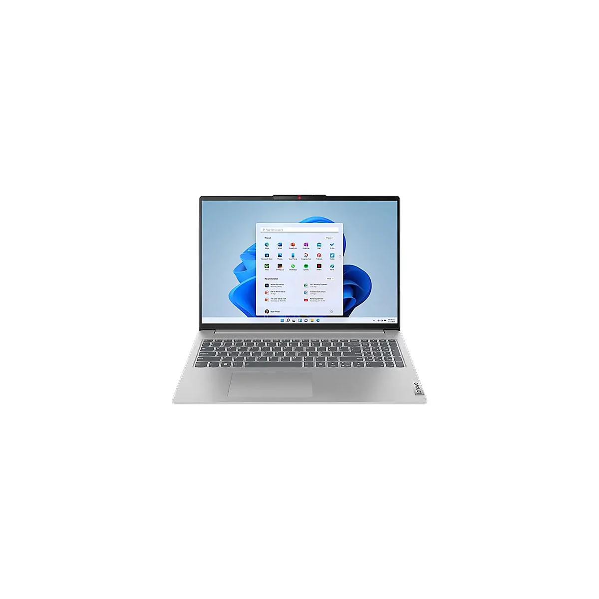 Silberner Laptop mit Windows 11-Oberfläche, geöffnet. Die Tastatur und das Touchpad sind gut sichtbar.
