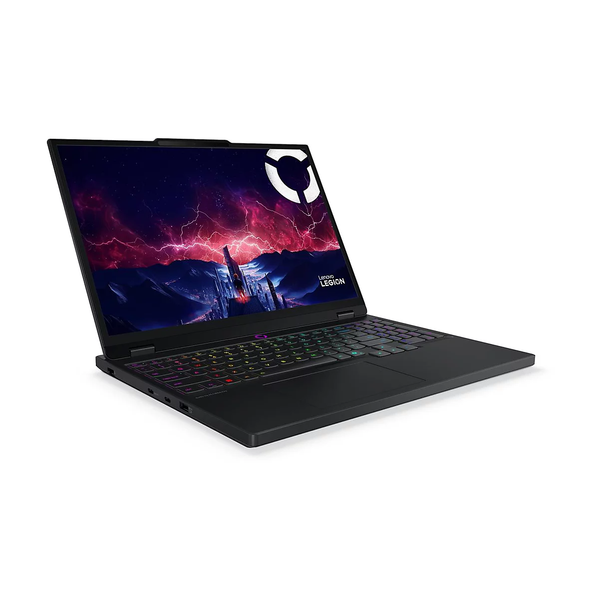 Schwarzer Lenovo Legion Laptop, der geöffnet auf weißem Hintergrund steht. Der Bildschirm zeigt eine futuristische Szene mit Blitz. Das Keyboard leuchtet.