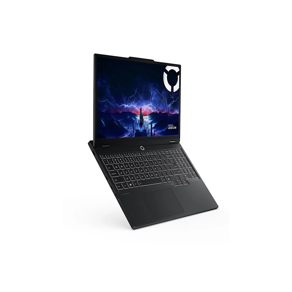 Schwarzer Laptop mit beleuchteter Tastatur, der leicht geöffnet vor weißem Hintergrund steht. Auf dem Display ist ein Gewitterhimmel zu sehen.
