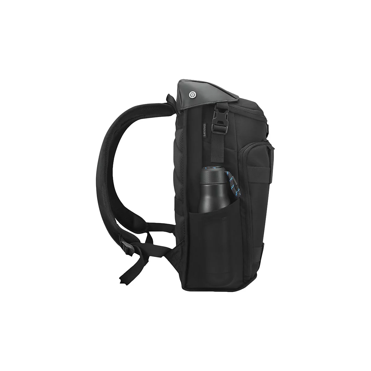 Schwarzer Rucksack mit Wasserflasche in der Seitentasche. Sicht von der Seite, vor weiÃŸem Hintergrund.