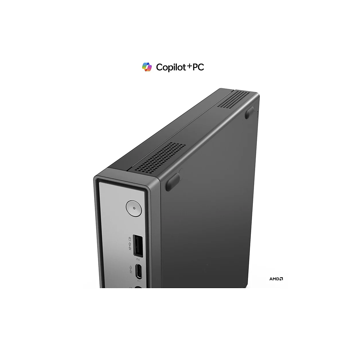 Detaillierte Nahaufnahme eines schwarzen PCs. Auf der Vorderseite sind Anschlüsse und ein Power-Button zu sehen. Oben steht "Copilot + PC".