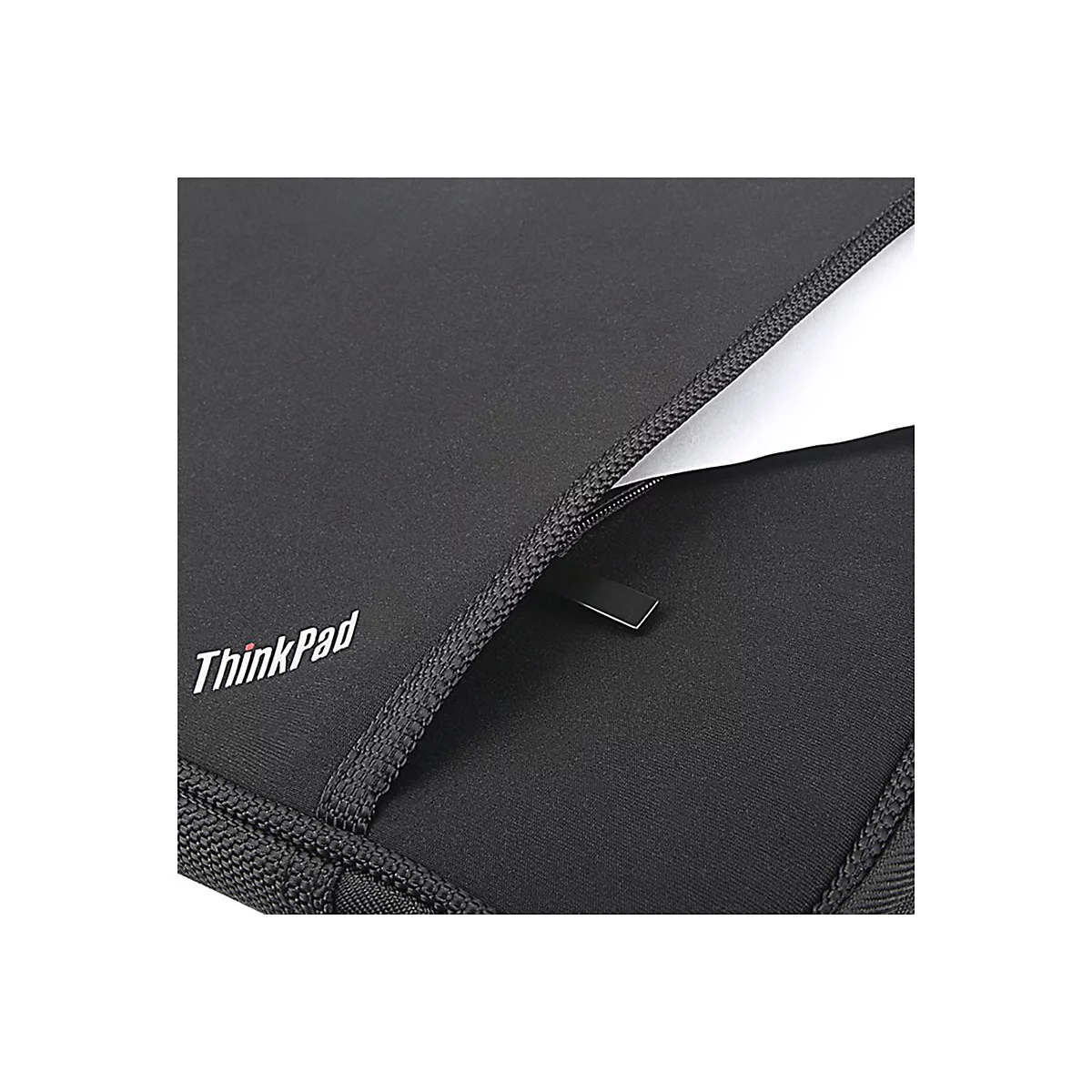 Nahaufnahme einer schwarzen Laptop-Hülle mit dem Schriftzug "ThinkPad". Ein Reißverschluss und weißes Papier sind sichtbar.