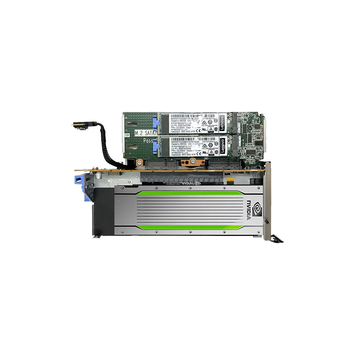 Mehrere Computerkomponenten: NVIDIA-Grafikkarte, zwei Lenovo M.2 SSDs. Ein schwarzes Kabel verbindet die Komponenten.