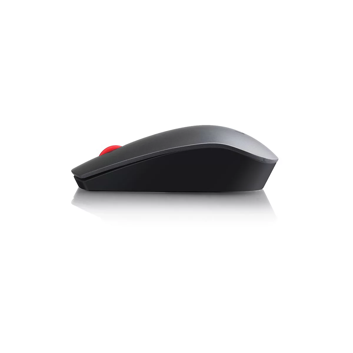 Vue de dessus d'une souris d'ordinateur noire avec une molette rouge, réfléchie sur une surface blanche.