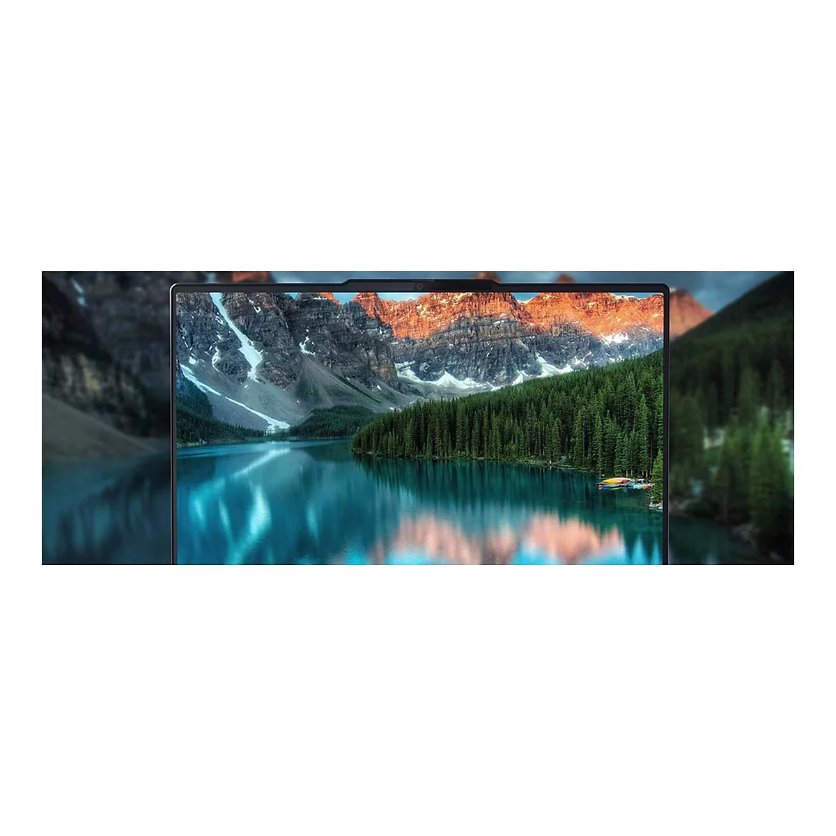 Monitor mit Bergpanorama. Klares Wasser, Berge, grüner Wald und ein blauer Himmel.