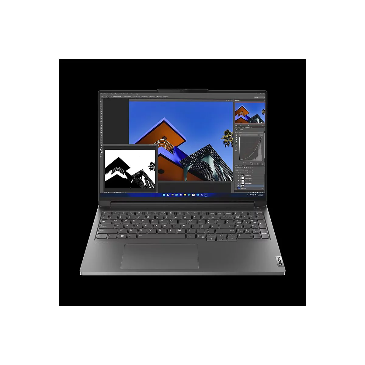 Ein grauer Lenovo-Laptop auf schwarzem Hintergrund, geöffnet mit einem Bildbearbeitungsprogramm auf dem Bildschirm.