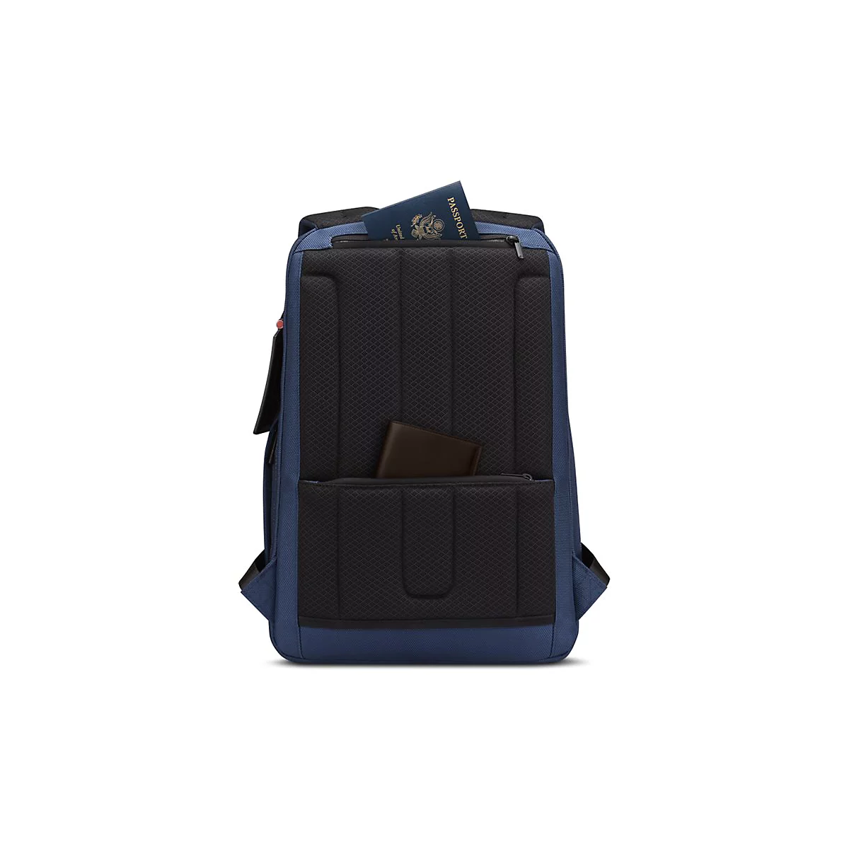 Sac à dos bleu, rembourrage dorsal noir, portefeuille marron et passeport. Vue arrière.