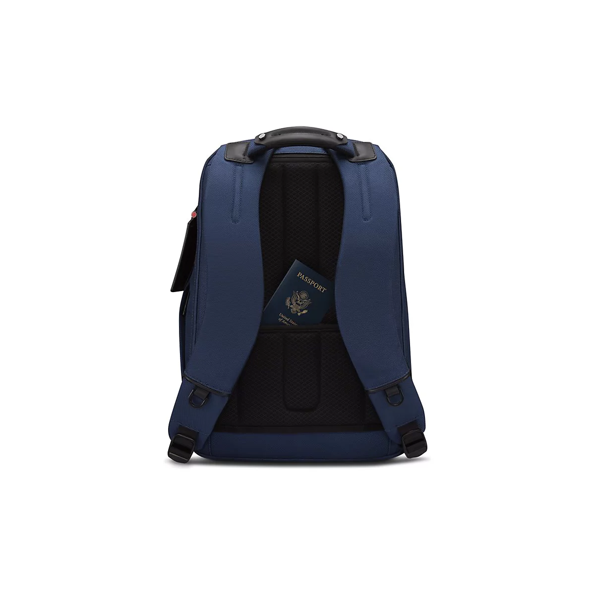 Sac à dos bleu foncé, vue arrière. Un passeport se trouve dans une poche. Bretelles et poignées noires.