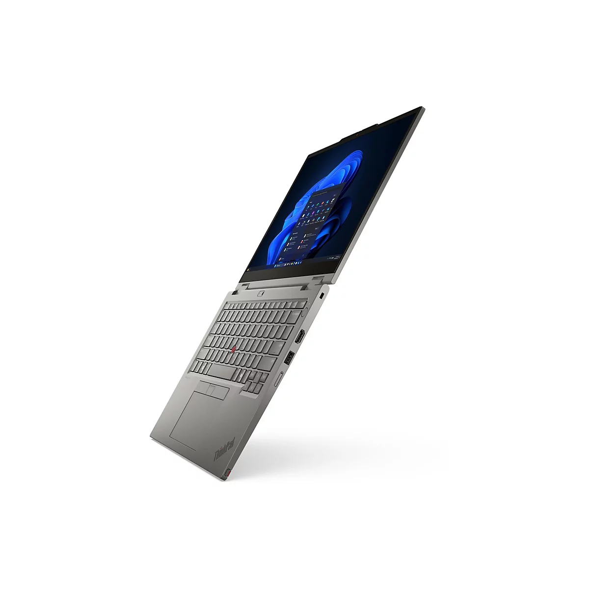 Ein grauer Laptop, teilweise geöffnet, vor weißem Hintergrund. Der Bildschirm zeigt die Windows-Oberfläche.