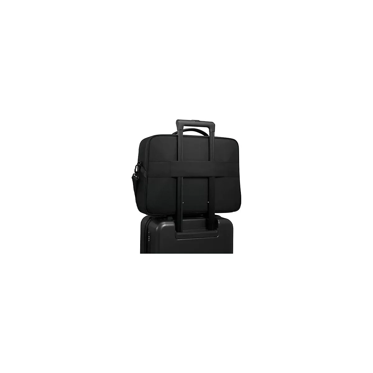 Schwarze Aktentasche auf Rollkoffer gesteckt, beide auf weißem Hintergrund.