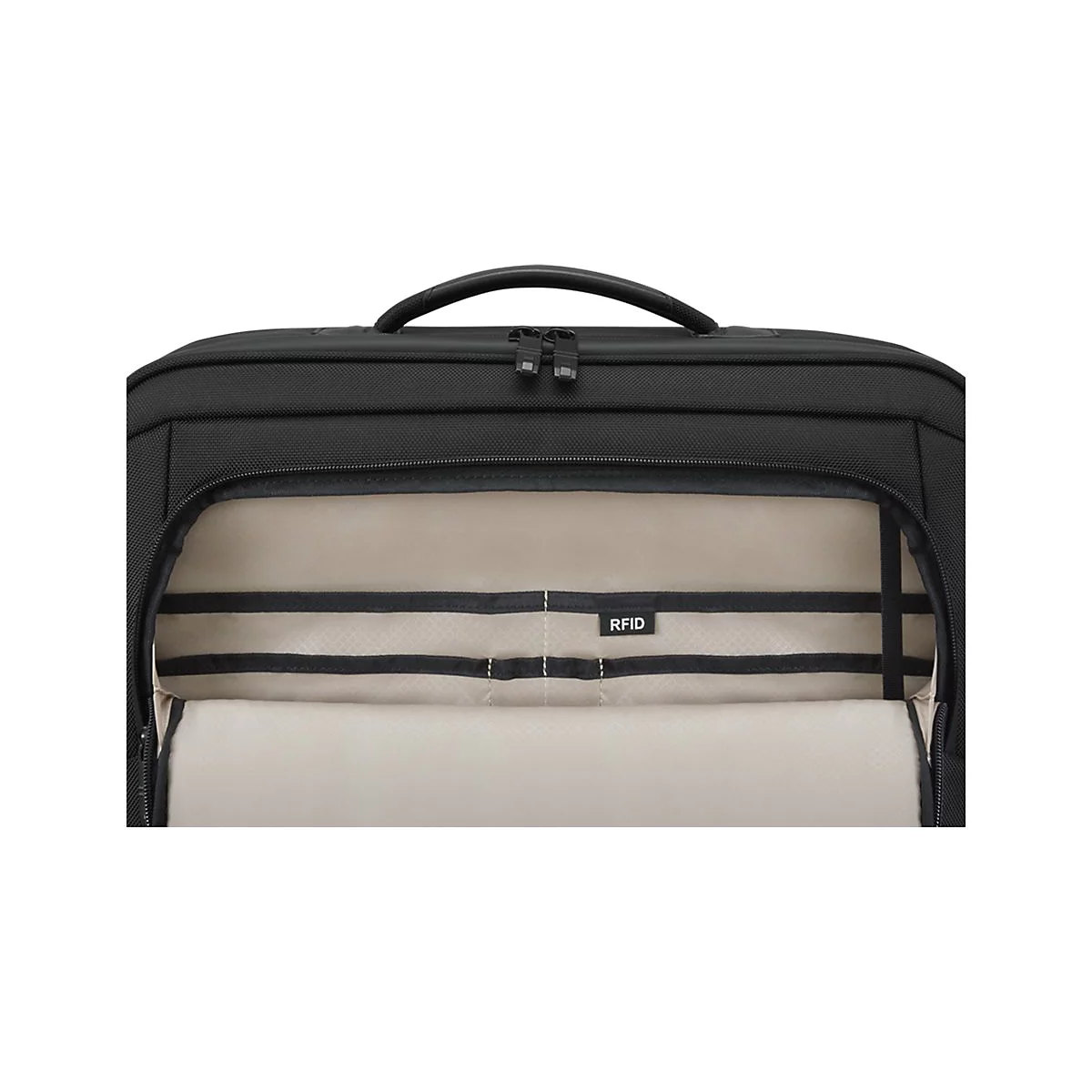 Schwarzer Rucksack, offene Frontansicht. Innenfach mit RFID-Etikett, drei Fächern und Tragegriff.