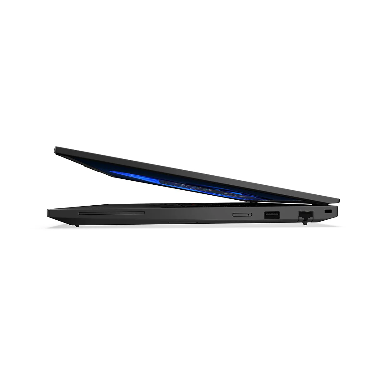 Schwarzer Laptop von der Seite, halb geöffnet. Blaue Bildschirmhelligkeit sichtbar, Ports und Anschlüsse.
