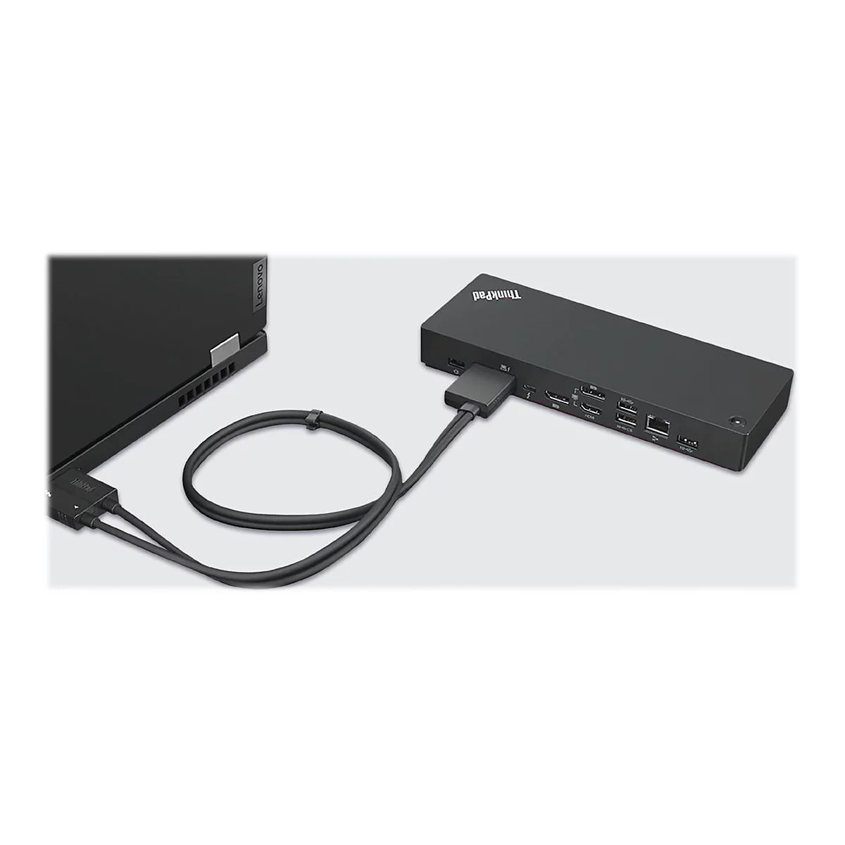 Eine schwarze ThinkPad-Dockingstation, verbunden mit einem Laptop. Kabel in Schleifenform.