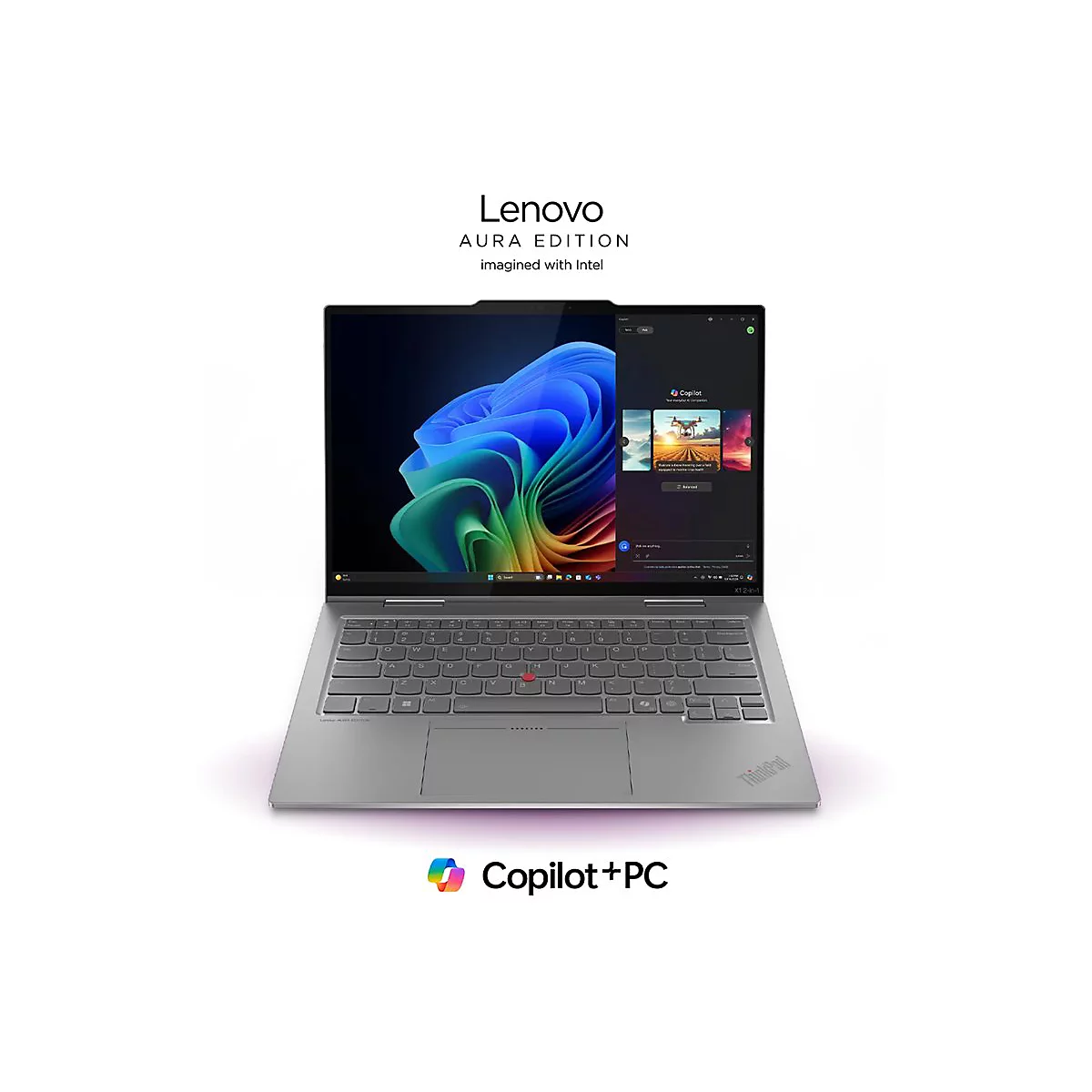 Ein graues Lenovo ThinkPad-Laptop, der geöffnet auf einem Tisch steht. Auf dem Bildschirm ist ein blau-grüner Hintergrund zu sehen, daneben die Copilot-App.