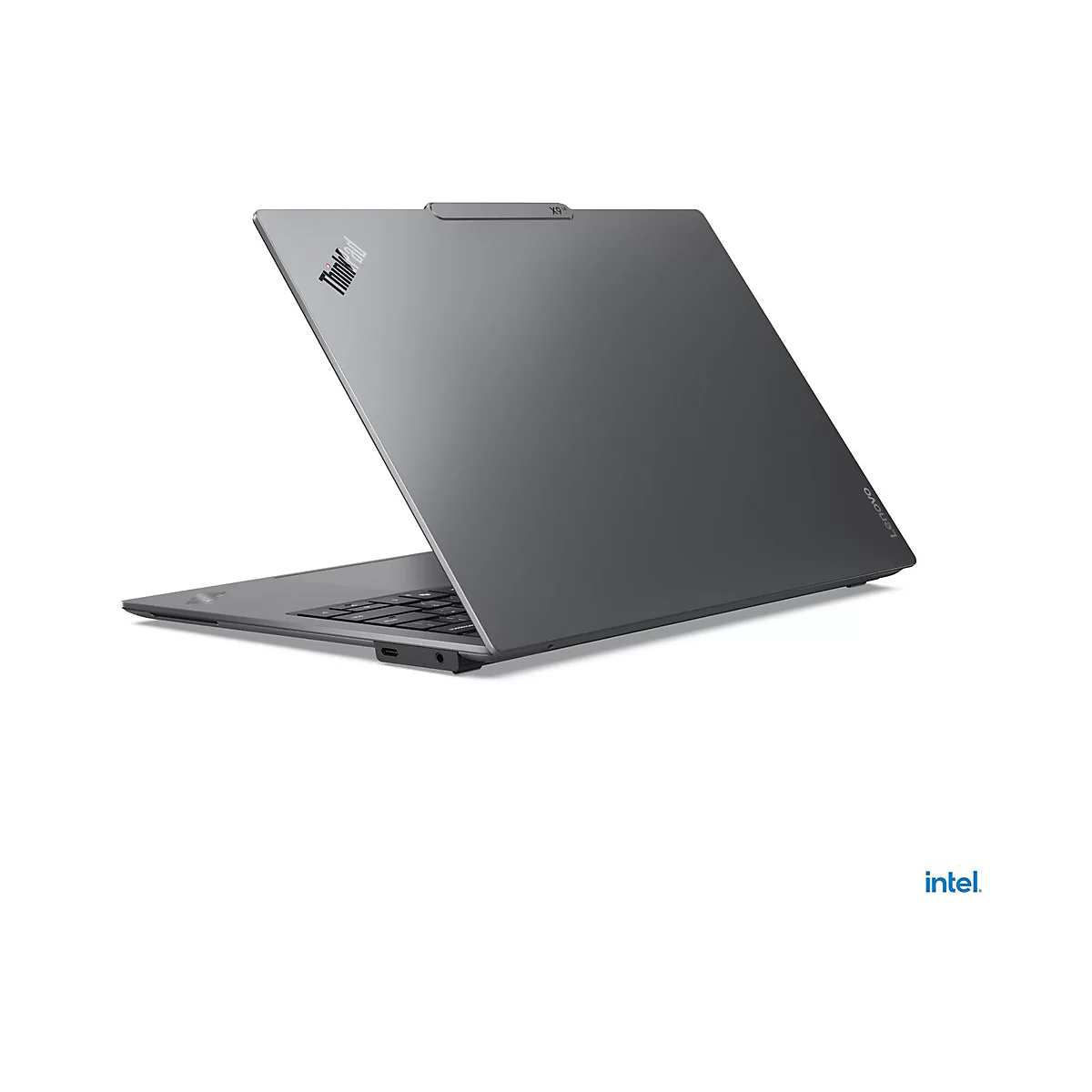 Graues Laptop, leicht angewinkelt. Auf dem Deckel befindet sich ein Logo. Unten rechts ist das Intel Logo zu sehen.
