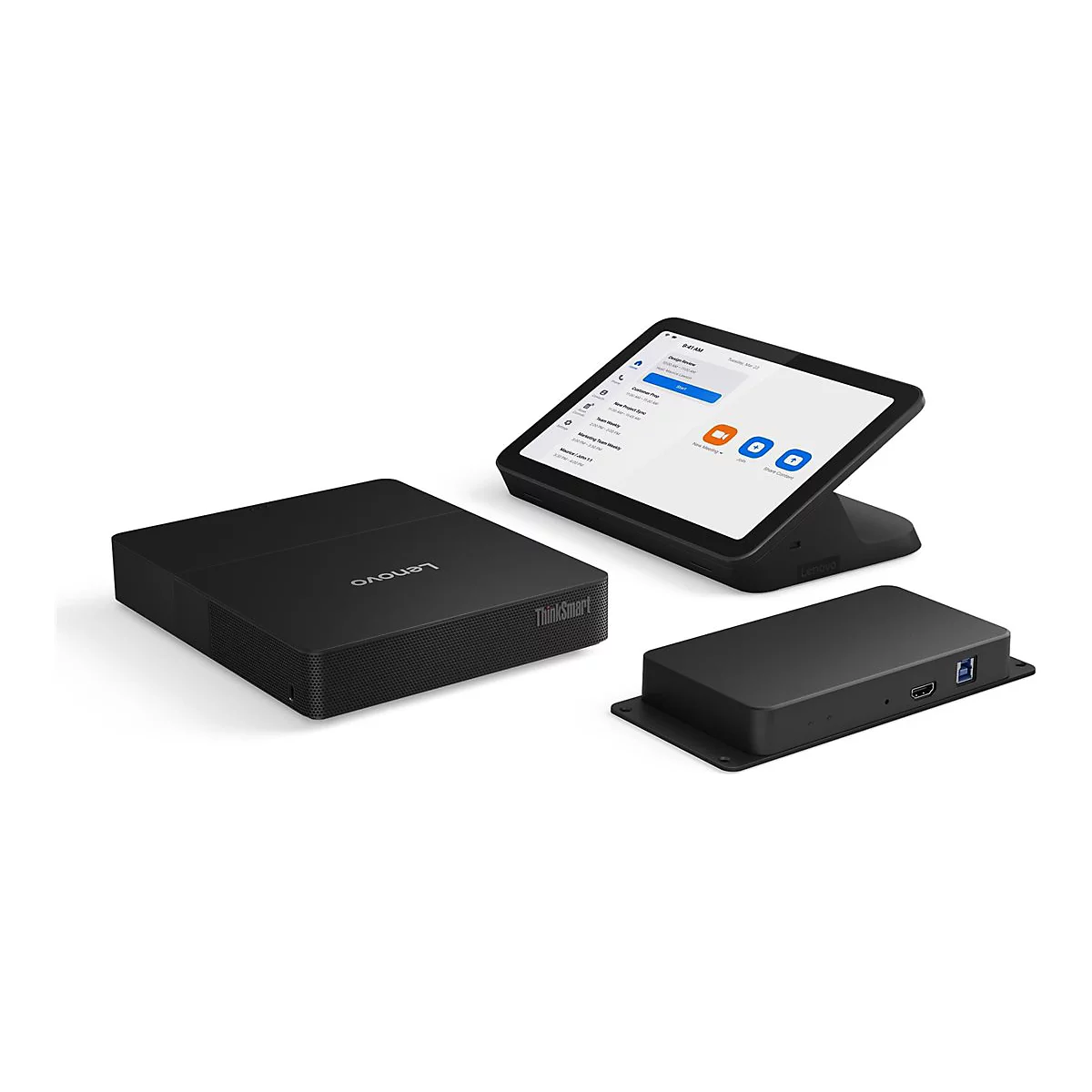 Drei schwarze Lenovo ThinkSmart-Geräte auf weißem Hintergrund. Ein Tablet mit Zoom-Meeting, ein rechteckiger Block und ein kleiner Kasten mit Anschlüssen.