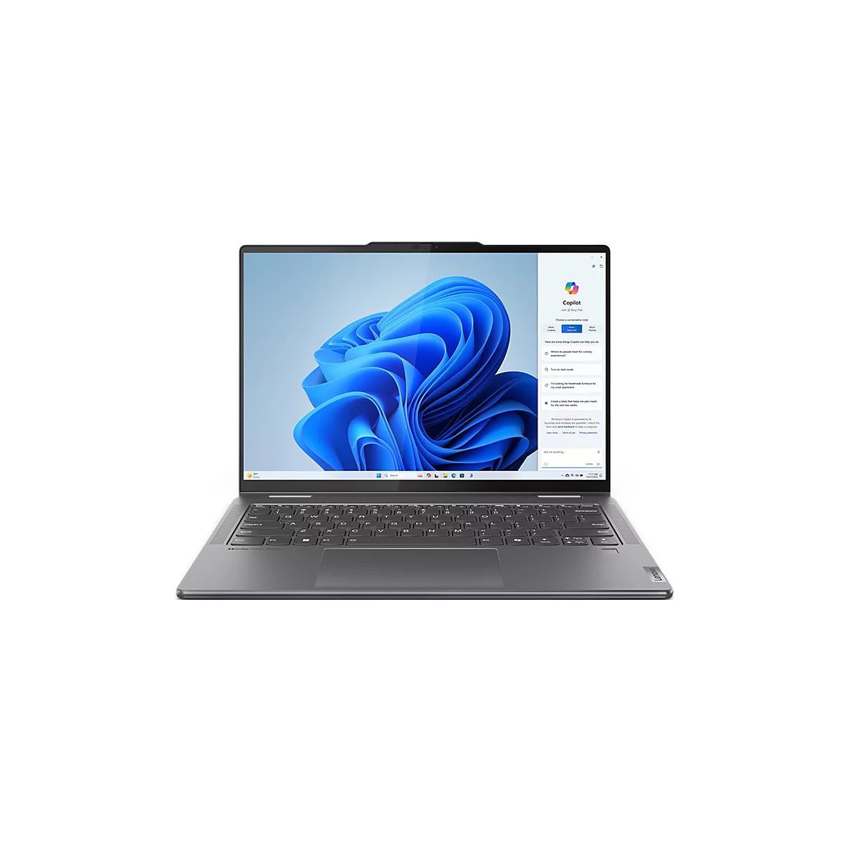 Ein silberfarbenes Lenovo Laptop, geÃ¶ffnet auf einem weiÃŸen Hintergrund. Auf dem Bildschirm ist ein blaues Windows-Design zu sehen, sowie ein Login Fenster.